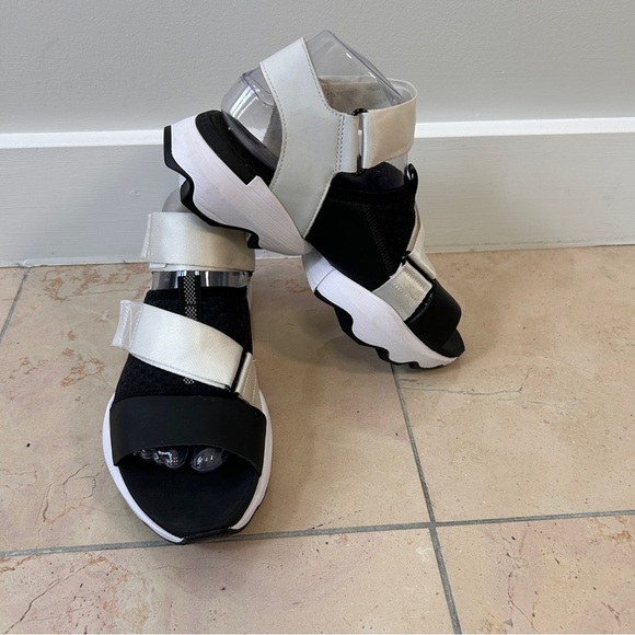Sorel Shoes - Sorel Kinetic Women’s 8 Black White Y Strap High Impact Sandals Gorpcore